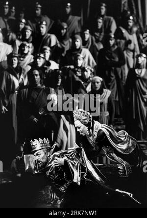 Renato Bruson (Macbeth), Renata Scotto (Lady MACBETH) in MACBETH an der Royal Opera, Covent Garden, London WC2 27/03/1981 Musik: Giuseppe Verdi Libretto: Francesco Maria Piave nach Shakespeare Dirigent: Riccardo Mutti Design: John Napier Lighting: Nick Chelton Choreograf: Eleanor Fazan Regisseur: Elijah Moshinsky Stockfoto