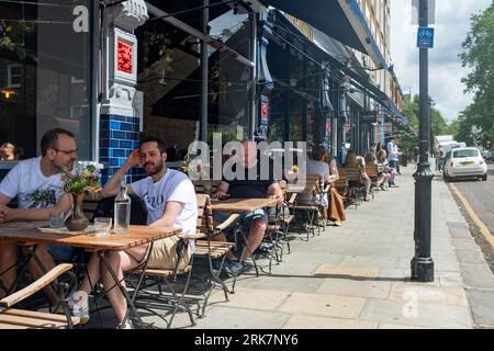 LONDON – 10. JULI 2023: Portobello Road in Notting Hill, eine Markenstraße mit Geschäften und einem berühmten Straßenmarkt Stockfoto