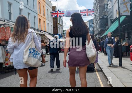 LONDON – 10. JULI 2023: Portobello Road in Notting Hill, eine Markenstraße mit Geschäften und einem berühmten Straßenmarkt Stockfoto