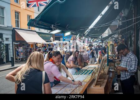 LONDON – 10. JULI 2023: Portobello Road in Notting Hill, eine Markenstraße mit Geschäften und einem berühmten Straßenmarkt Stockfoto