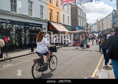 LONDON – 10. JULI 2023: Portobello Road in Notting Hill, eine Markenstraße mit Geschäften und einem berühmten Straßenmarkt Stockfoto