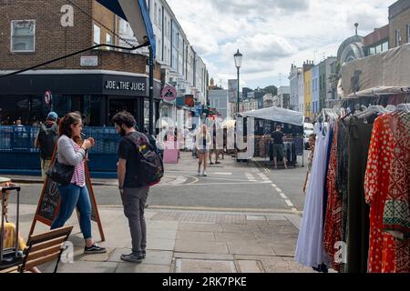 LONDON – 10. JULI 2023: Portobello Road in Notting Hill, eine Markenstraße mit Geschäften und einem berühmten Straßenmarkt Stockfoto