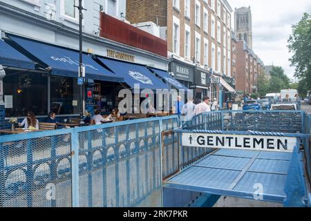 LONDON – 10. JULI 2023: Portobello Road in Notting Hill, eine Markenstraße mit Geschäften und einem berühmten Straßenmarkt Stockfoto