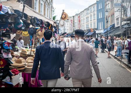 LONDON – 10. JULI 2023: Portobello Road in Notting Hill, eine Markenstraße mit Geschäften und einem berühmten Straßenmarkt Stockfoto