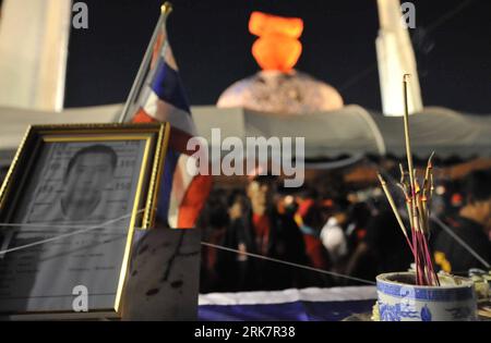 Bildnummer: 53932804  Datum: 11.04.2010  Copyright: imago/Xinhua (100411) -- BANGKOK, April 11, 2010 (Xinhua) -- Members of red-shirt protesters mourn for the victims died on April 10 on the street in Bangkok, capital of Thailand, April 11, 2010. The death toll of the Saturday clashes between the anti-government red-shirts and security personnel in Bangkok has risen to 21. (Xinhua/Huang Xiaoyong) (cl) (16)THAILAND-BANGKOK-UNREST-RED SHIRTS PUBLICATIONxNOTxINxCHN Politik Demonstration Protest kbdig xcb 2010 quer premiumd xint  o0 Gedenken, Opfer o00 Rothemden Rot Hemden    Bildnummer 53932804 D Stock Photo