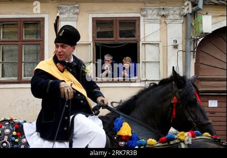 Bildnummer: 53933234 Datum: 11.04.2010 Copyright: imago/Xinhua Cavalry Parade findet während des Festes der Jugend von Brasov statt, das in Brasov, etwa 166 km nördlich von Rumäniens Hauptstadt Bukarest, am 11. April 2010 gefeiert wird. Junge Männer, bestehend aus sieben Gruppen von Kavallerie mit eigenem Kostüm und Flagge, ritten von den Bergen und reisten um Brasov, um den Frühling zu feiern. (Xinhua/Gabriel Petrescu)(zl) (2)RUMÄNIEN-BRASOV-DAS JUGENDFEST PUBLICATIONxNOTxINxCHN Gesellschaft fest der Jugend traditionelles fest kbdig xub 2010 quer Bildnummer 53933234 Datum 11 04 2010 Copyright Imago Stockfoto