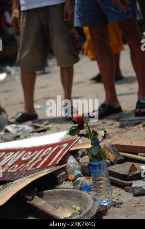 Bildnummer: 53932802  Datum: 11.04.2010  Copyright: imago/Xinhua (100411) -- BANGKOK, April 11, 2010 (Xinhua) -- Members of red-shirt protesters mourn for the victims died on April 10 in Bangkok, capital of Thailand, April 11, 2010. The death toll of the Saturday clashes between the anti-government red-shirts and security personnel in Bangkok has risen to 21. (Xinhua/Shi Zhenxian) (cl) (7)THAILAND-BANGKOK-UNREST-RED SHIRTS PUBLICATIONxNOTxINxCHN Politik Demonstration Protest kbdig xcb 2010 hoch premiumd xint  o0 Gedenken, Blume o00 Rothemden Rot Hemden    Bildnummer 53932802 Date 11 04 2010 Co Stock Photo