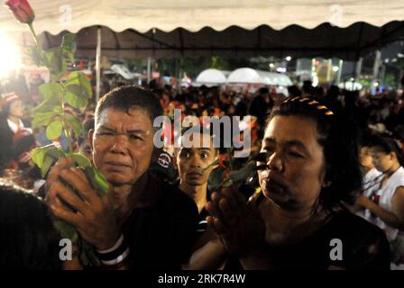 Bildnummer: 53932794  Datum: 11.04.2010  Copyright: imago/Xinhua (100411) -- BANGKOK, April 11, 2010 (Xinhua) -- Members of red-shirt protesters mourn for the victims died on April 10 in Bangkok, capital of Thailand, April 11, 2010. The death toll of the Saturday clashes between the anti-government red-shirts and security personnel in Bangkok has risen to 21. (Xinhua/Huang Xiaoyong) (cl) (15)THAILAND-BANGKOK-UNREST-RED SHIRTS PUBLICATIONxNOTxINxCHN Politik Demonstration Protest kbdig xcb 2010 quer  o0 Gedenken, Trauer o00 Rothemden Rot Hemden    Bildnummer 53932794 Date 11 04 2010 Copyright Im Stock Photo