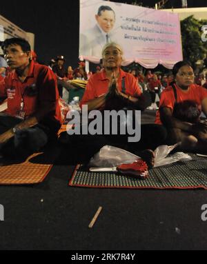 Bildnummer: 53932795  Datum: 11.04.2010  Copyright: imago/Xinhua (100411) -- BANGKOK, April 11, 2010 (Xinhua) -- Members of red-shirt protesters mourn for the victims died on April 10 on the street in Bangkok, capital of Thailand, April 11, 2010. The death toll of the Saturday clashes between the anti-government red-shirts and security personnel in Bangkok has risen to 21. (Xinhua/Huang Xiaoyong) (cl) (14)THAILAND-BANGKOK-UNREST-RED SHIRTS PUBLICATIONxNOTxINxCHN Politik Demonstration Protest kbdig xcb 2010 hoch  o0 Gedenken o00 Rothemden Rot Hemden    Bildnummer 53932795 Date 11 04 2010 Copyri Stock Photo