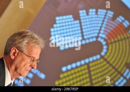 Bildnummer: 53933299  Datum: 11.04.2010  Copyright: imago/Xinhua  The layout of Hungarian Parliament is seen in the background as Hungarian President Laszlo Solyom announces the results of the first turn of the Hungarian Parliamentary Elections at the National Election Center in Budapest, Hungary, April 11, 2010. Conservative won 206 seats in Hungary s 386-seat parliament in Sunday s election, leaving the Socialists, which had been in office for the past eight years, beaten with only 28 seats. The far right  came in third with 26 seats and the green, a newcomer to parliament, won 5 seats. (Xin Stockfoto