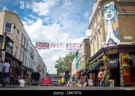 LONDON – 10. JULI 2023: Portobello Road in Notting Hill, eine Markenstraße mit Geschäften und einem berühmten Straßenmarkt Stockfoto