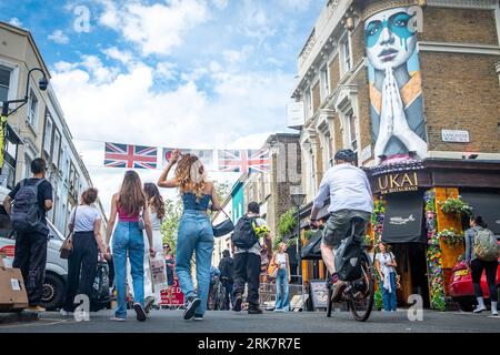 LONDON – 10. JULI 2023: Portobello Road in Notting Hill, eine Markenstraße mit Geschäften und einem berühmten Straßenmarkt Stockfoto