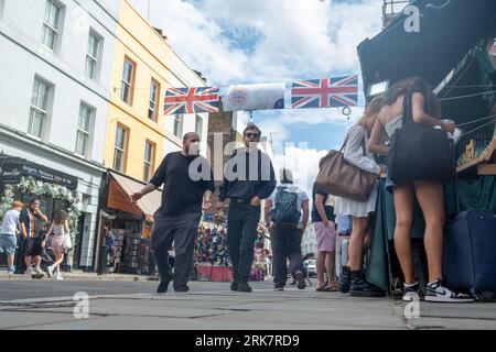 LONDON – 10. JULI 2023: Portobello Road in Notting Hill, eine Markenstraße mit Geschäften und einem berühmten Straßenmarkt Stockfoto