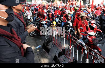 Bildnummer: 53935306  Datum: 12.04.2010  Copyright: imago/Xinhua  Thai police stand guard at the site of parade attended by the anti-government red-shirts in Bangkok, capital of Thailand, April 12, 2010. The red-shirts paraded Monday with the bodies of their two dead peers and 14 empty coffins in Bangkok to protest the what-they-called crackdown by the government on Saturday. The violence on Saturday resulted in 21 deaths - 17 civilians and four soldiers - and 858 injured. (Xinhua/Huang Xiaoyong) (zl) (8)THAILAND-BANGKOK-RED SHIRTS-PARADE-COFFIN PUBLICATIONxNOTxINxCHN Politik Parade Proteste D Stock Photo