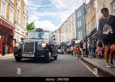 LONDON – 10. JULI 2023: Portobello Road in Notting Hill, eine Markenstraße mit Geschäften und einem berühmten Straßenmarkt Stockfoto