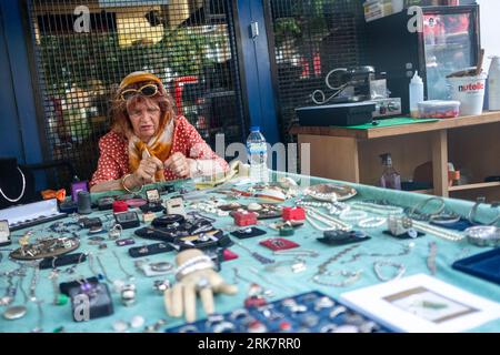 LONDON – 10. JULI 2023: Portobello Road in Notting Hill, eine Markenstraße mit Geschäften und einem berühmten Straßenmarkt Stockfoto