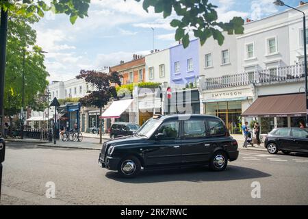 LONDON – 10. JULI 2023: Westbourne Grove – eine Einkaufsstraße, die durch Notting Hill führt, ein Gebiet von West-London Stockfoto