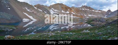 Blick auf den saphirblauen Columbine Lake, San Juan National Forest in der Nähe von Silverton, Colorado, USA. Stockfoto