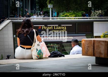 LONDON – 18. JULI 2023: Paddington Central – eine Mischung aus Büros, Cafés, Bars, Restaurants und Fitnessstudio am Regent's Canal im Herzen von Paddington Stockfoto