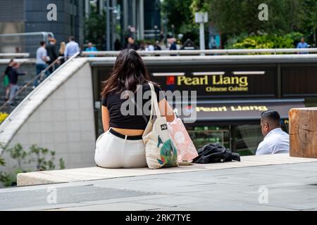 LONDON – 18. JULI 2023: Paddington Central – eine Mischung aus Büros, Cafés, Bars, Restaurants und Fitnessstudio am Regent's Canal im Herzen von Paddington Stockfoto