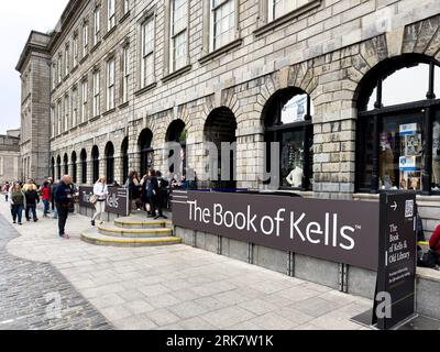 Besucher, die auf das Book of Kells in Dublin warten, um ein beleuchtetes religiöses Manuskript aus dem Mittelalter zu sehen. Stockfoto