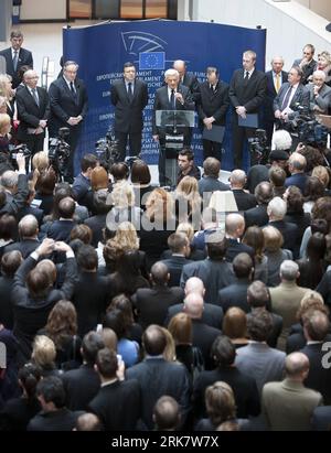 Bildnummer: 53939199  Datum: 13.04.2010  Copyright: imago/Xinhua (100414) -- BRUSSELS, April 14, 2010 (Xinhua) -- Polish-born European Parliament President Jerzy Buzek (C) speaks during the inauguration of an exhibition to commemorate the Katyn massacre and victims of Poland s presidential plane crash at the European Parliament headquarters in Brussels, capital of Belgium on April 13, 2010. (Xinhua/Thierry Monasse)(axy) (1)BELGIUM-BRUSSLES-EUROPEAN PARLIAMENT-COMMEMORATION PUBLICATIONxNOTxINxCHN Politik People kbdig xub 2010 hoch premiumd xint o0 Polen, Flugzeugabsturz, Absturz, Smolensk, Trau Stock Photo