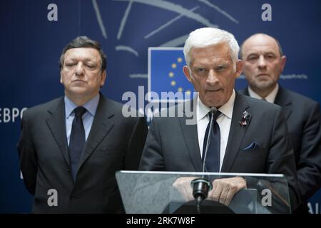 Bildnummer: 53939200  Datum: 13.04.2010  Copyright: imago/Xinhua (100414) -- BRUSSELS, April 14, 2010 (Xinhua) -- President of the European Commission Jose Manuel Barroso (L) watches Polish-born European Parliament President Jerzy Buzek (front) speak during the inauguration of an exhibition to commemorate the Katyn massacre and victims of Poland s presidential plane crash at the European Parliament headquarters in Brussels, capital of Belgium on April 13, 2010. (Xinhua/Thierry Monasse)(axy) (2)BELGIUM-BRUSSLES-EUROPEAN PARLIAMENT-COMMEMORATION PUBLICATIONxNOTxINxCHN Politik People kbdig xub 20 Stock Photo