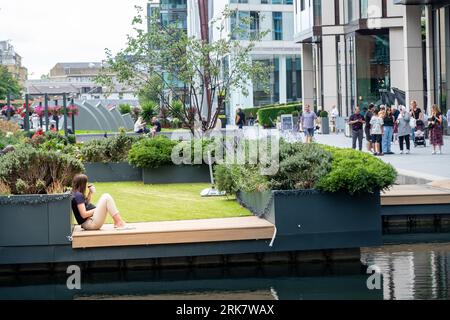 LONDON – 18. JULI 2023: Paddington Central – eine Mischung aus Büros, Cafés, Bars, Restaurants und Fitnessstudio am Regent's Canal im Herzen von Paddington Stockfoto