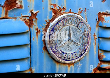 Nahaufnahme des Mercedes-Benz Classic-Logos Stockfoto