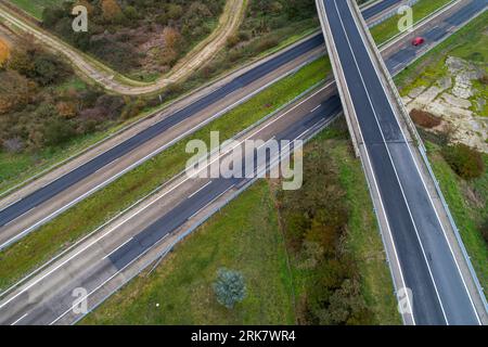 Verschwommene Unschärfe bei Autobahnfahrten, Luftaufnahme Stockfoto