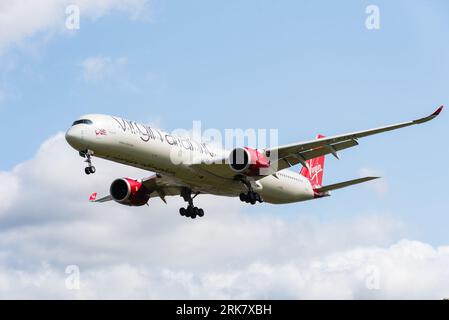 Virgin Atlantic Airways Airbus A350-1041 Jet-Flugzeug G-VTEA im Finale landen am London Heathrow Airport, UK. Namens Rosie Lee Stockfoto