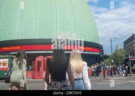 LONDON - 25. JULI 2023: Außenschilder von Madame Tussauds - ein Wachsmuseum und eine beliebte Touristenattraktion in Marylebone Stockfoto