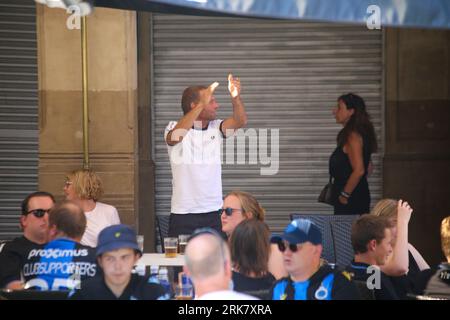 Pamplona, Spanien, 24. August 2023: Ein Club Brugge-Fan applaudiert während der Vorschau auf das erste Leg-Spiel der UEFA Conference League zwischen CA Osasuna und Club Brugge in Pamplona, Spanien, am 24. August 2023. Quelle: Alberto Brevers / Alamy Live News. Stockfoto