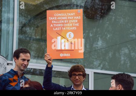 London, Großbritannien. August 2023. British Medical Association (BMA)-Streik außerhalb des University College Hospital als NHS-Berater ihren Streik über die Bezahlung fortsetzen. Quelle: Vuk Valcic/Alamy Live News Stockfoto