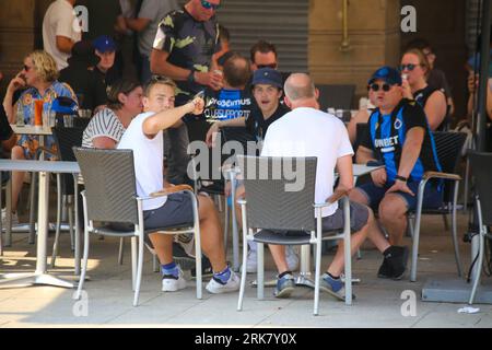 Pamplona, Spanien, 24. August 2023: Club Brugge-Fans trinken Bier während der Vorschau auf das erste Leg-Spiel der UEFA Conference League-Vorrunde zwischen CA Osasuna und Club Brugge in Pamplona, Spanien, am 24. August 2023. Quelle: Alberto Brevers / Alamy Live News. Stockfoto