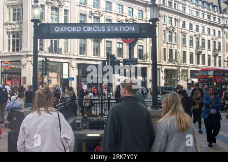 LONDON - 25. JULI 2023: Shopper at Oxford Circus, U-Bahn-Station, Landmark Street und berühmtes Einkaufszentrum Stockfoto