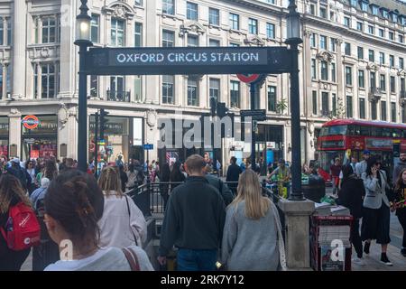 LONDON - 25. JULI 2023: Shopper at Oxford Circus, U-Bahn-Station, Landmark Street und berühmtes Einkaufszentrum Stockfoto