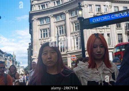 LONDON - 25. JULI 2023: Shopper at Oxford Circus, U-Bahn-Station, Landmark Street und berühmtes Einkaufszentrum Stockfoto