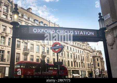 LONDON - 25. JULI 2023: Shopper at Oxford Circus, U-Bahn-Station, Landmark Street und berühmtes Einkaufszentrum Stockfoto