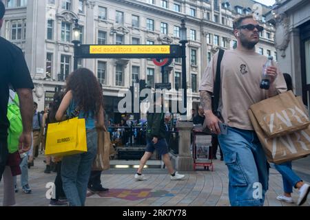 LONDON - 25. JULI 2023: Shopper at Oxford Circus, U-Bahn-Station, Landmark Street und berühmtes Einkaufszentrum Stockfoto