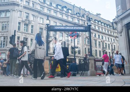 LONDON - 25. JULI 2023: Shopper at Oxford Circus, U-Bahn-Station, Landmark Street und berühmtes Einkaufszentrum Stockfoto