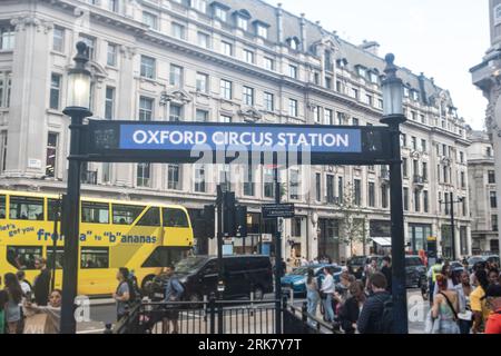 LONDON - 25. JULI 2023: Shopper at Oxford Circus, U-Bahn-Station, Landmark Street und berühmtes Einkaufszentrum Stockfoto