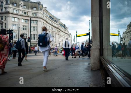 LONDON - 25. JULI 2023: Shopper at Oxford Circus, U-Bahn-Station, Landmark Street und berühmtes Einkaufszentrum Stockfoto