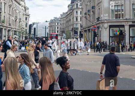 LONDON - 25. JULI 2023: Shopper at Oxford Circus, U-Bahn-Station, Landmark Street und berühmtes Einkaufszentrum Stockfoto