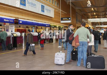 Bildnummer: 53947754 Datum: 17.04.2010 Copyright: imago/Xinhua (100416) -- STOCKHOLM, 16. April 2010 (Xinhua) -- Passagiere warten am geschlossenen Flughafen Arlanda in Schweden, 17. April 2010. Die meisten Flughäfen in Schweden sind seit Donnerstag wegen einer riesigen Aschewolke eines isländischen Vulkans geschlossen. (Xinhua/He Miao)(zx) (3)SCHWEDEN-STOCKHOLM-FLUGHAFEN-GESCHLOSSENE PUBLICATIONxNOTxINxCHN Flughafen Gesellschaft Flugausfälle Reisende kbdig xdp 2010 quer o0 Luftfahrt, Verkehr o00 Vulkan Eyjafjalla Vulkanausbruch Vulkanasche Aschewolke Flugverbot Bildnummer 53947754 Datum 17 04 2010 Copyright Imago XINHUA Stoc Stockfoto