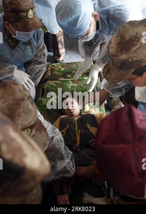 Bildnummer: 53947830  Datum: 17.04.2010  Copyright: imago/Xinhua (100417) -- YUSHU, April 17, 2010 (Xinhua) -- Medical workers prepare to treat Puncog Nyima, a seven year old boy, in a tent hospital in Gyegu Township in the quake-hit Yushu Tibetan Autonomous Prefecture of northwest China s Qinghai Province, April 17, 2010. Puncog Nyima was saved from debris by his neighbor in Selu Village of Xialaxiu Township on Wednesday and then lived with his aunt in the wickiup outside the village as his injured parents had been sent to other places. He was found by a relief group on Saturday morning and s Stock Photo