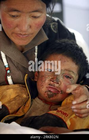 Bildnummer: 53947829  Datum: 17.04.2010  Copyright: imago/Xinhua (100417) -- YUSHU, April 17, 2010 (Xinhua) -- Puncog Nyima, a seven year old boy, lies in his aunt s arms in a tent hospital in Gyegu Township in the quake-hit Yushu Tibetan Autonomous Prefecture of northwest China s Qinghai Province, April 17, 2010. Puncog Nyima was saved from debris by his neighbor in Selu Village of Xialaxiu Township on Wednesday and then lived with his aunt in the wickiup outside the village as his injured parents had been sent to other places. He was found by a relief group on Saturday morning and sent to th Stock Photo