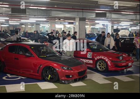 Red Mazda RX8 und Mazada 323f wurden für Straßenrennen modifiziert Stockfoto