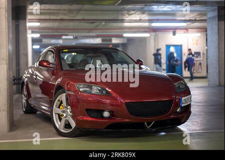 Ein schön abgestimmtes kastanienrotes Mazda RX8 in der dunklen Garage Stockfoto