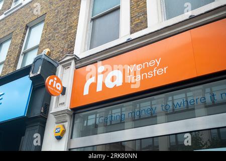 LONDON - 27. JULI 2023: Ria Money Transfer Logo auf der Baker Street - Tochtergesellschaft von Euronet Worldwide, Inc., die sich auf Geldüberweisungen spezialisiert hat Stockfoto